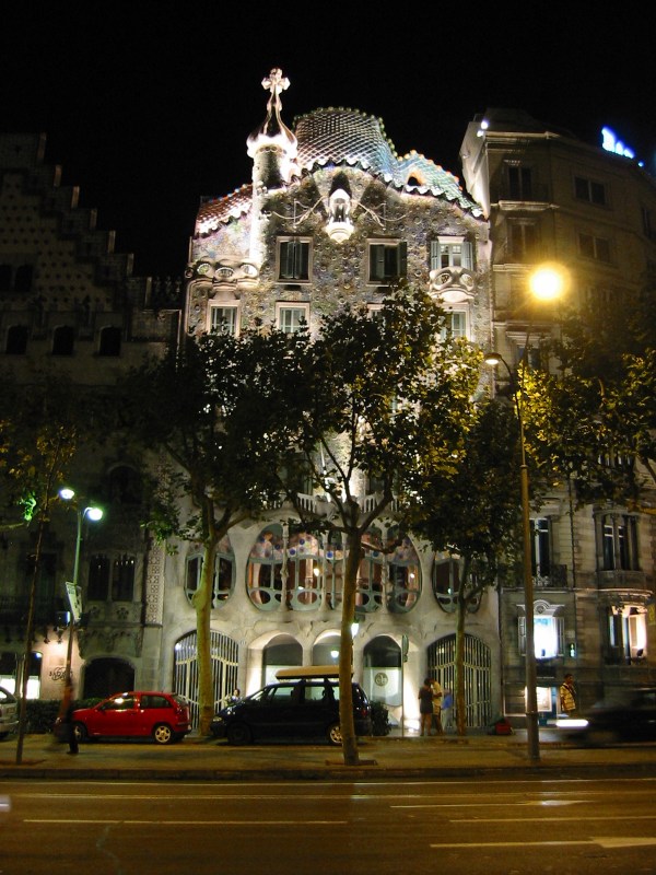 Casa Battló at night