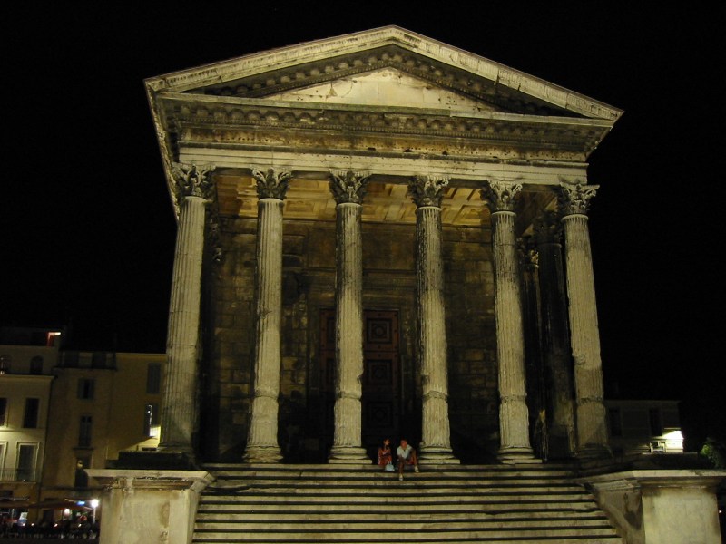 Maison Carré at night